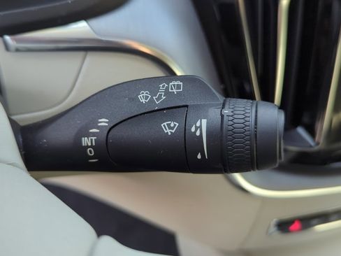 Used 2020 Volvo XC60 T5 Momentum w/ Protection Package Premier image 11