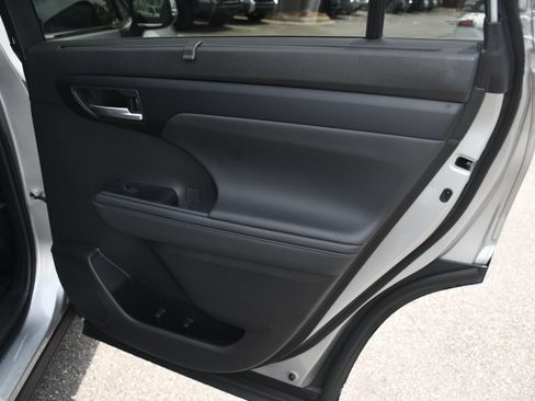 Used 2023 Toyota Highlander XLE FWD image 20