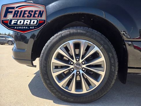 Used 2017 Lincoln Navigator L Select AWD/4WD image 8