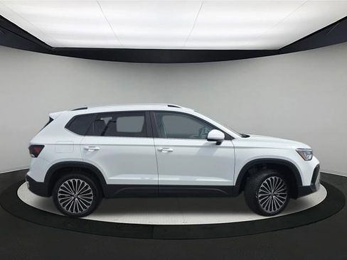 New 2026 Volkswagen Taos SE FWD image 8