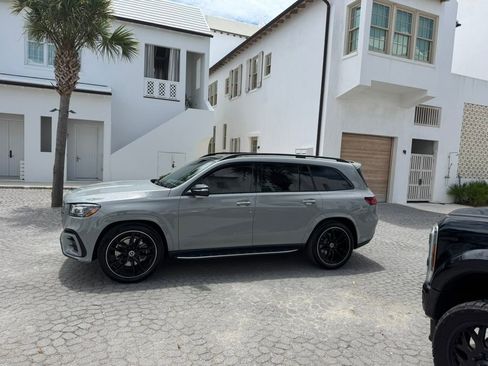 Used 2025 Mercedes-Benz GLS 580 4MATIC image 1