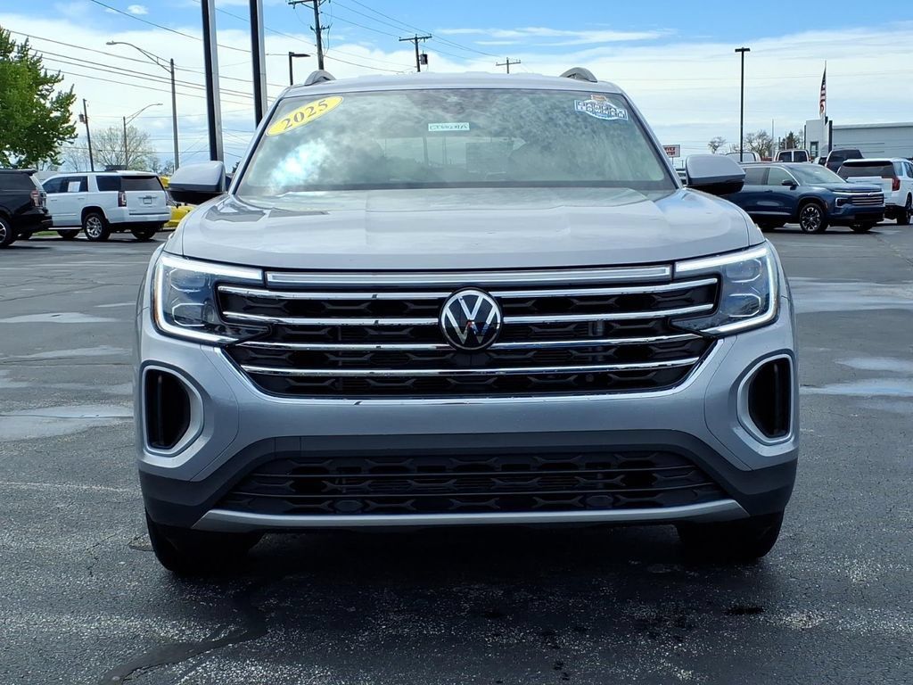 Used 2025 Volkswagen Atlas SE AWD/4WD image 2
