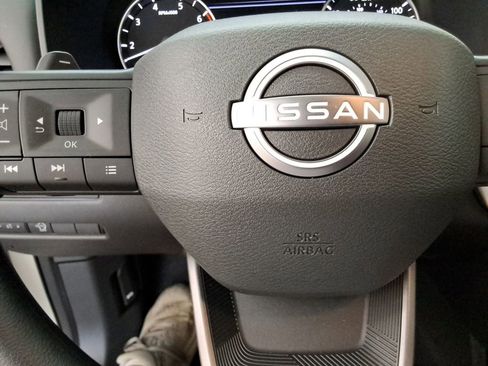 Used 2025 Nissan Rogue S image 27