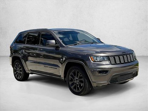 Used 2018 Jeep Grand Cherokee Altitude RWD image 12