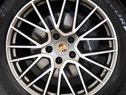 Certified 2023 Porsche Cayenne Platinum Edition AWD/4WD image 29