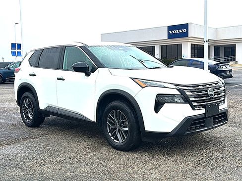 Used 2024 Nissan Rogue S image 10