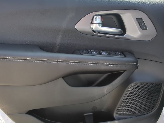 New 2026 Chrysler Pacifica Select FWD image 13