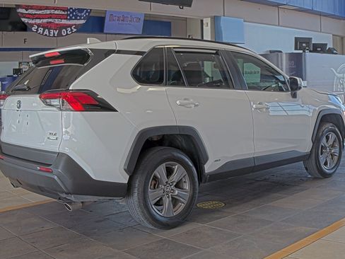 Used 2022 Toyota RAV4 XLE w/ Convenience Package AWD/4WD image 4