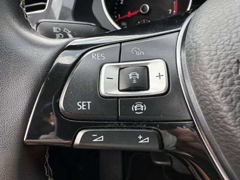 Used 2021 Volkswagen Tiguan SE w/ Panoramic Sunroof Package image 34