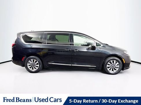 Used 2023 Chrysler Pacifica Limited FWD image 9