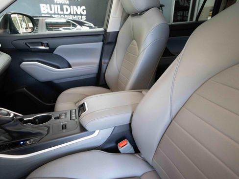 Used 2021 Toyota Highlander XLE AWD/4WD image 10