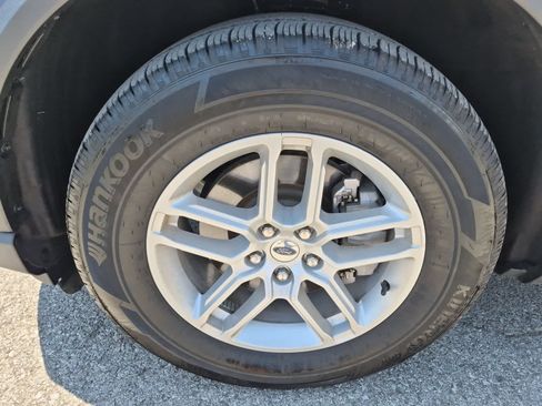 Used 2025 Ford Explorer Active AWD/4WD image 12