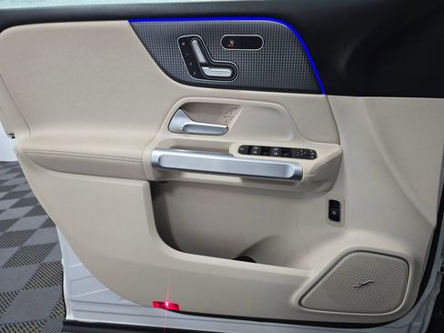 Used 2023 Mercedes-Benz GLB 250 4MATIC w/ Premium Package image 36