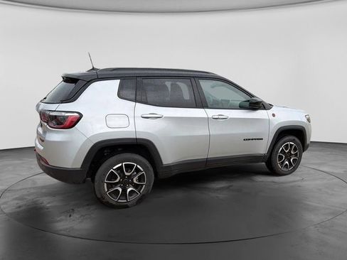 Used 2025 Jeep Compass Trailhawk AWD/4WD image 12