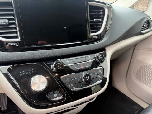 Used 2022 Chrysler Pacifica Touring-L FWD image 6
