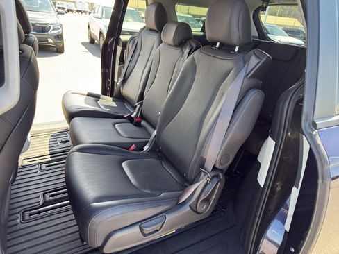 Used 2024 Kia Carnival LX image 46