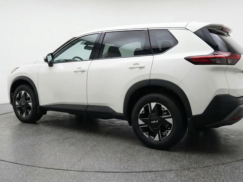 Used 2025 Nissan Rogue SV image 6