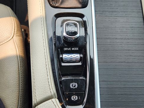 Used 2020 Volvo XC90 T6 Momentum AWD/4WD image 24