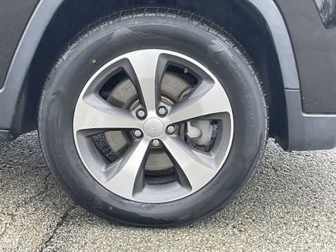 Used 2020 Jeep Cherokee Limited image 9