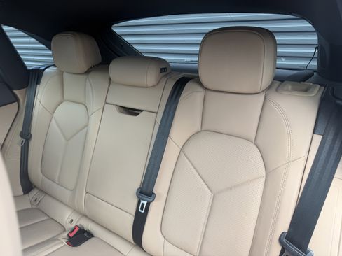 Certified 2023 Porsche Macan AWD/4WD image 11