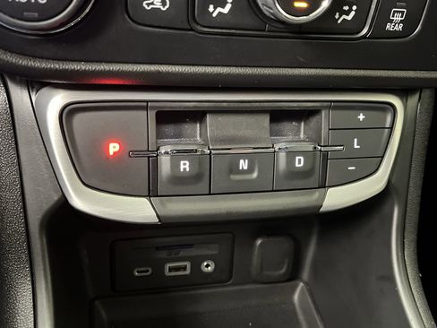 Used 2023 GMC Terrain SLT image 23