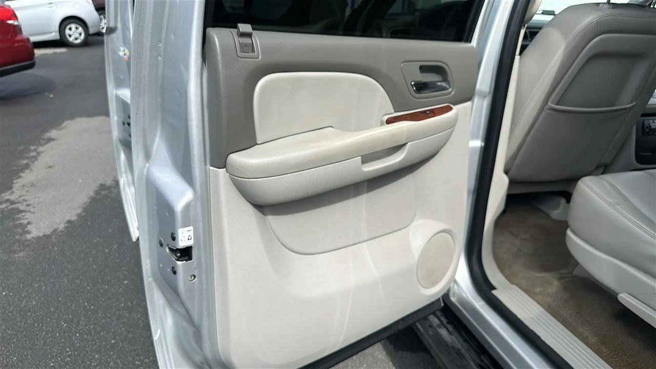 Used 2014 GMC Yukon XL SLT RWD image 24