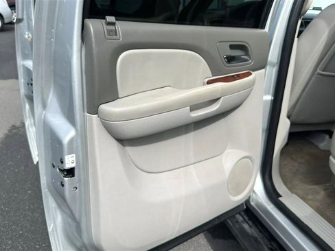 Used 2014 GMC Yukon XL SLT RWD image 24