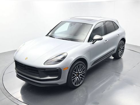 Certified 2025 Porsche Macan AWD/4WD image 34