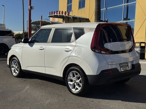 Certified 2022 Kia Soul S image 3