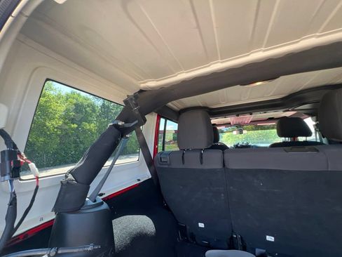 Used 2018 Jeep Wrangler Unlimited Sport w/ Connectivity Group AWD/4WD image 29