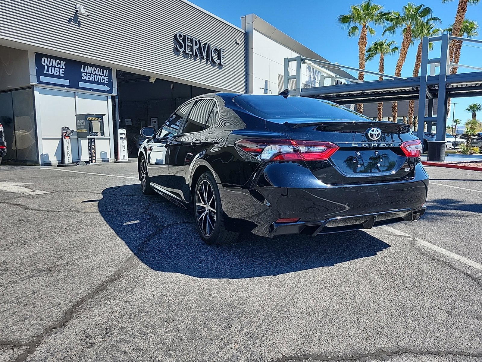 Used 2023 Toyota Camry SE w/ Audio Upgrade Package FWD image 2