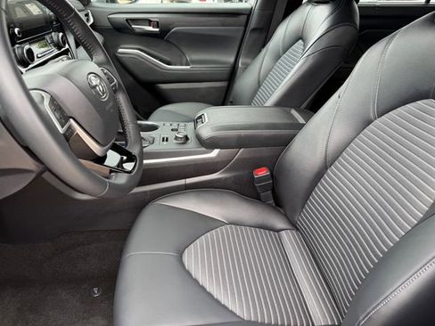 Used 2025 Toyota Highlander XSE AWD/4WD image 10