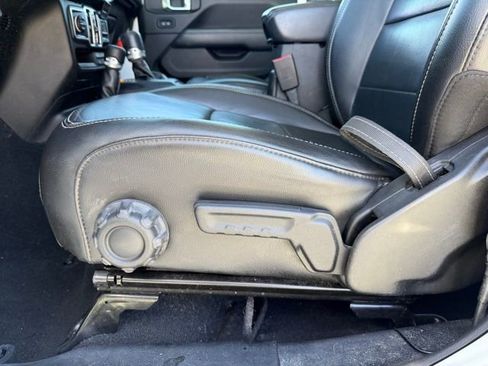 Used 2018 Jeep Wrangler Unlimited Sahara image 9