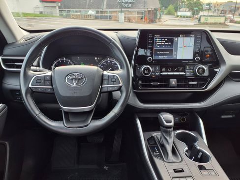 Used 2022 Toyota Highlander XLE AWD/4WD image 5