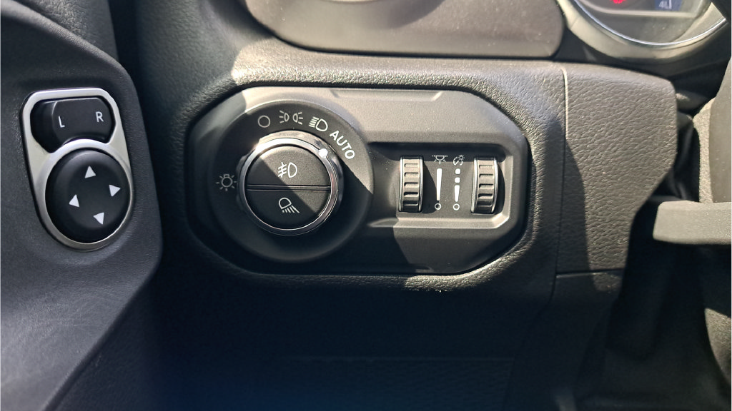 Used 2020 Jeep Gladiator Overland AWD/4WD image 24