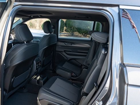 Used 2025 Jeep Grand Cherokee L Laredo RWD image 18