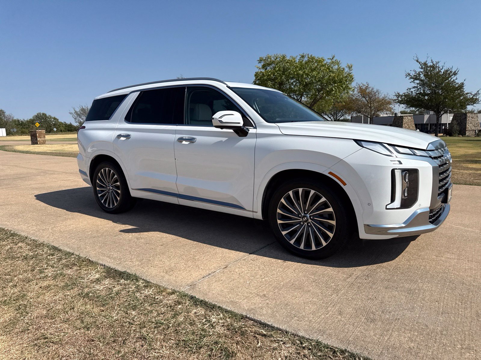 Used 2024 Hyundai Palisade Calligraphy FWD image 2