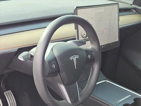 Used 2022 Tesla Model Y Performance image 11