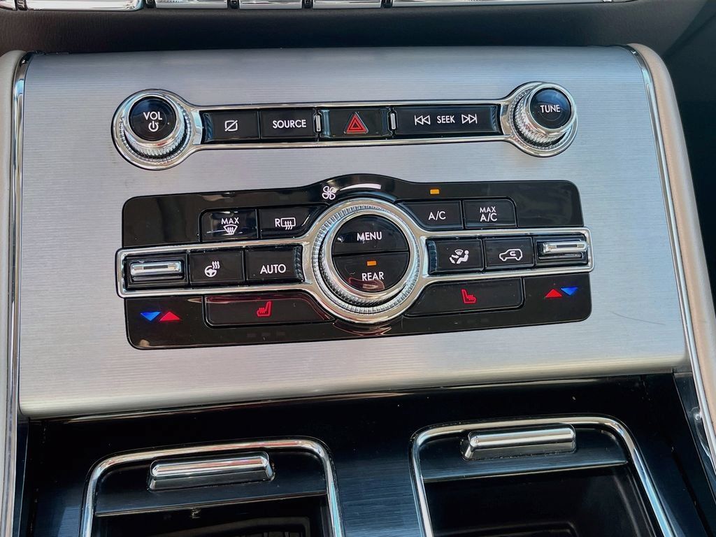 Used 2024 Lincoln Aviator AWD w/ Premium Package image 16