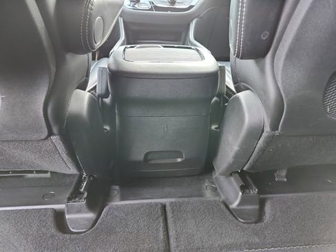 Used 2025 Chrysler Pacifica Limited image 31