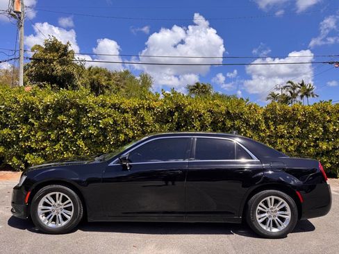 Used 2020 Chrysler 300 Touring L w/ 300 Premium Group image 6