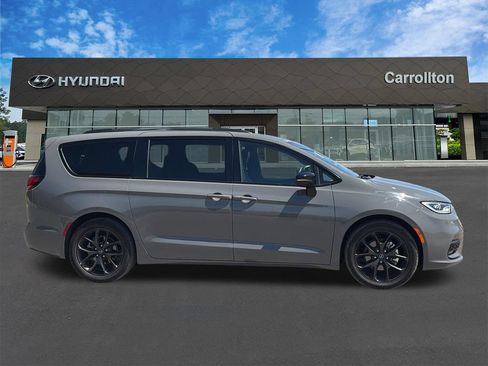 Used 2025 Chrysler Pacifica Limited FWD image 4