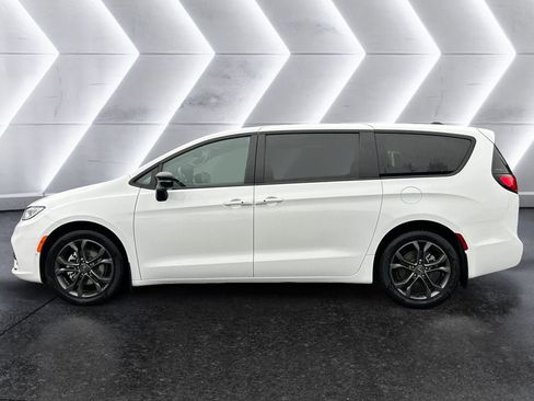 New 2026 Chrysler Pacifica Select image 3