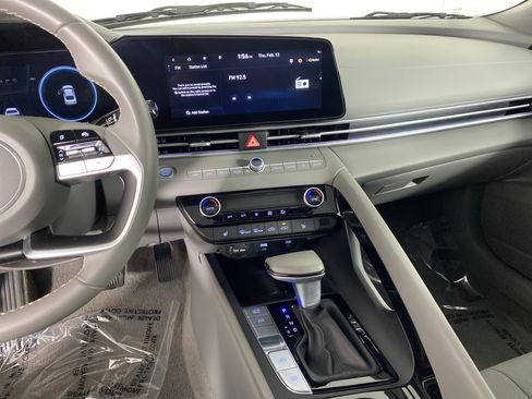 Used 2025 Hyundai Elantra SEL image 29