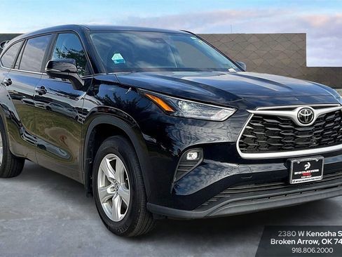 Used 2024 Toyota Highlander LE image 2