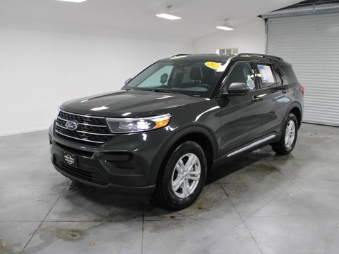 Used 2023 Ford Explorer XLT AWD/4WD image 4