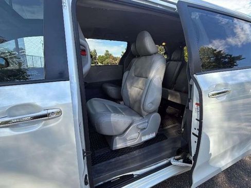 Used 2015 Toyota Sienna XLE image 19