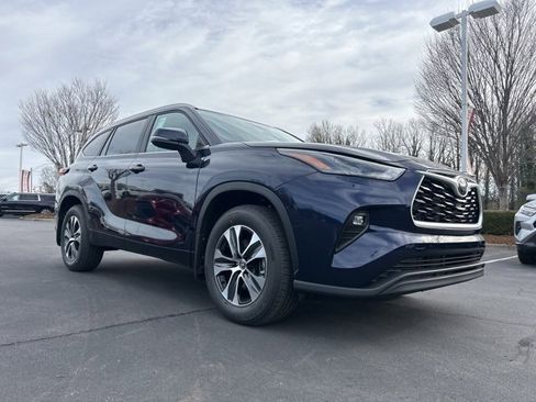 New 2026 Toyota Highlander XLE image 3