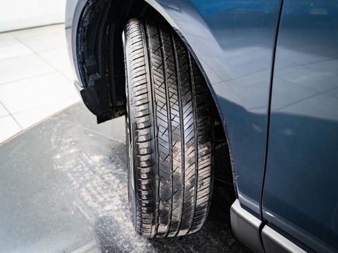 Used 2023 Toyota Venza Limited image 40