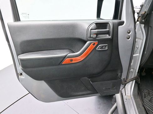 Used 2017 Jeep Wrangler Unlimited Sahara AWD/4WD image 12
